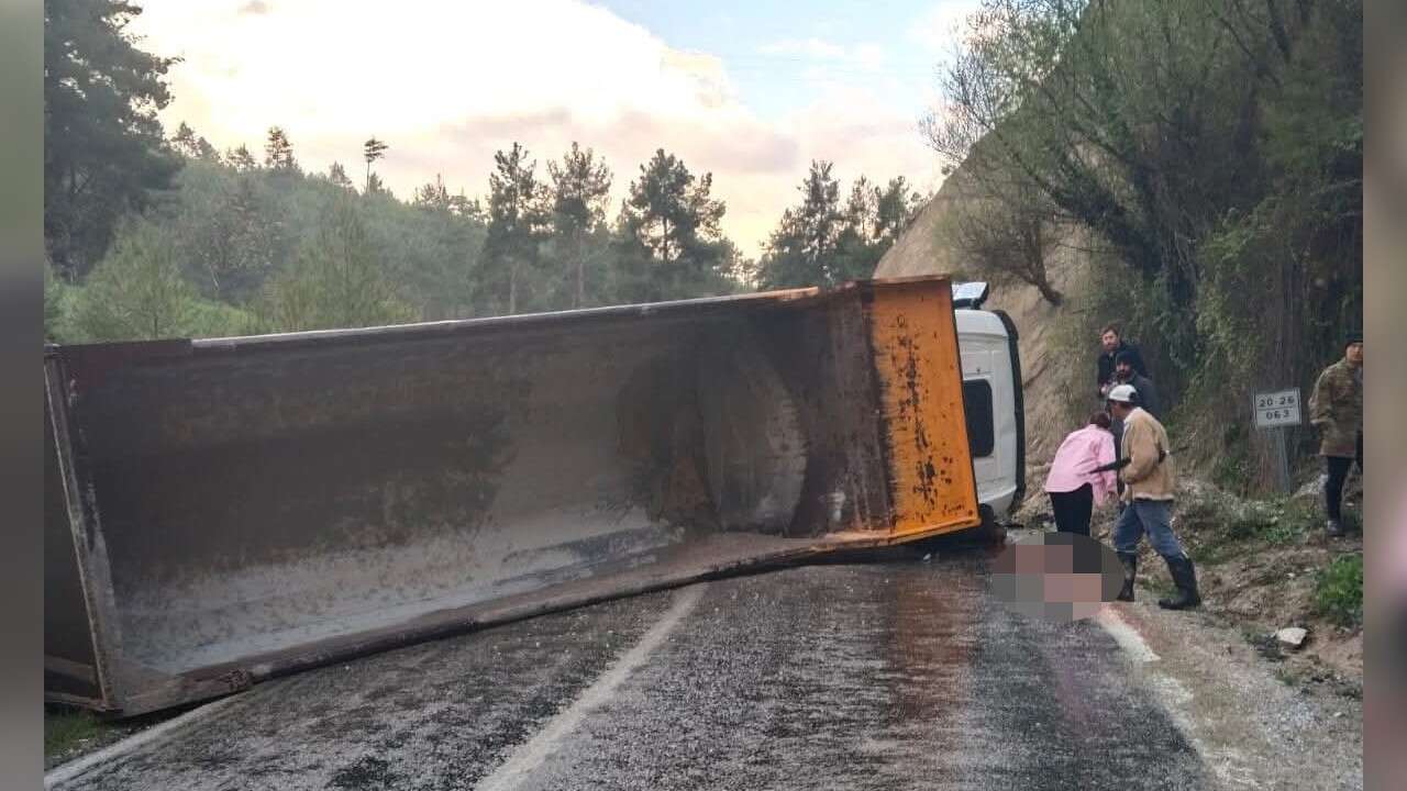 Çameli’nde Hafriyat Kamyonu Devrildi: 1 Ölü