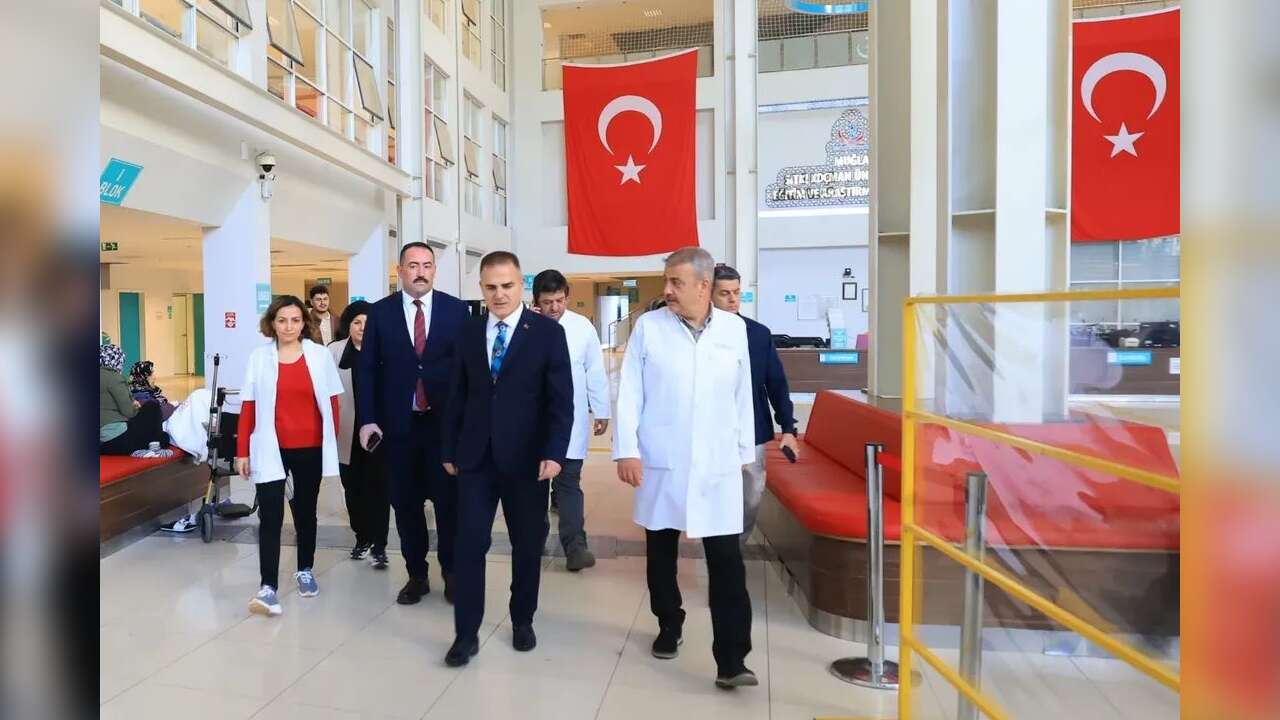 ​Muğla Valisi Akbıyık,  AK Parti Eski İl Başkanı Laçin’in Ailesini Hastanede Ziyaret Etti