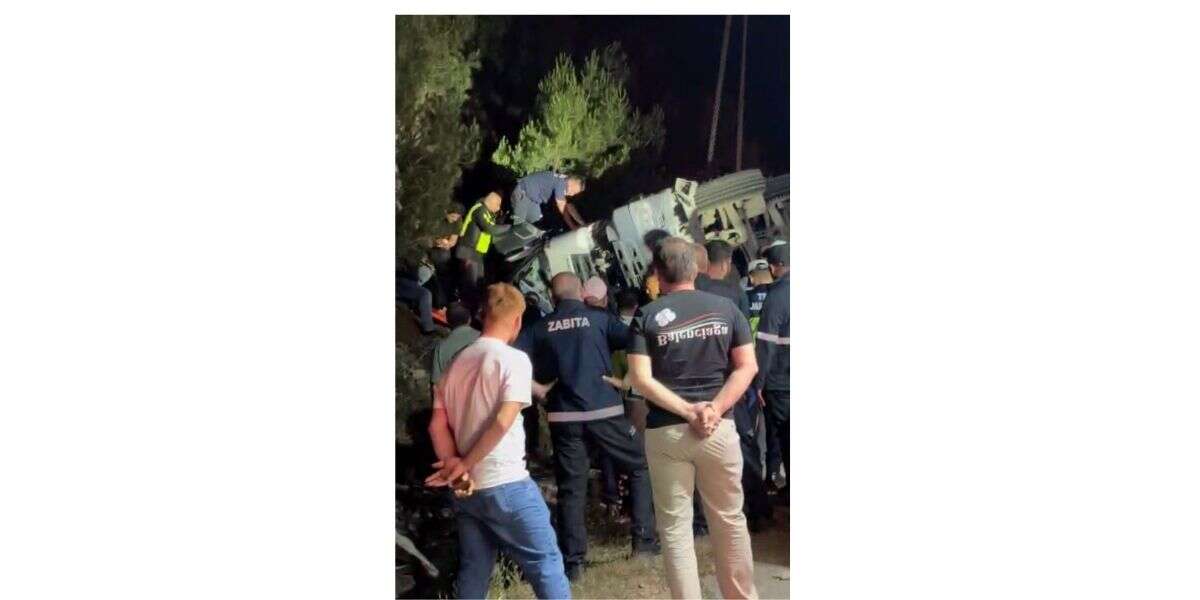 Muğla'da Beton Mikseri Devrildi: Sürücü Araçta Sıkıştı