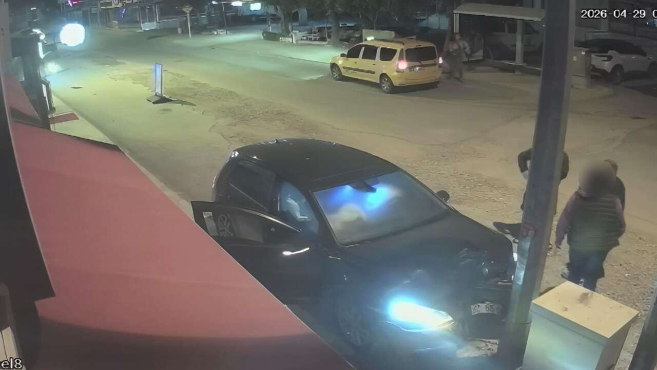 Muğla'da Otomobil Direğe Çarptı