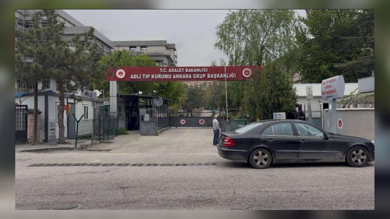 2 Belediye İşçisi Kamyonun Altında Kaldı: Cenazeleri Adli Tıbba Getirildi