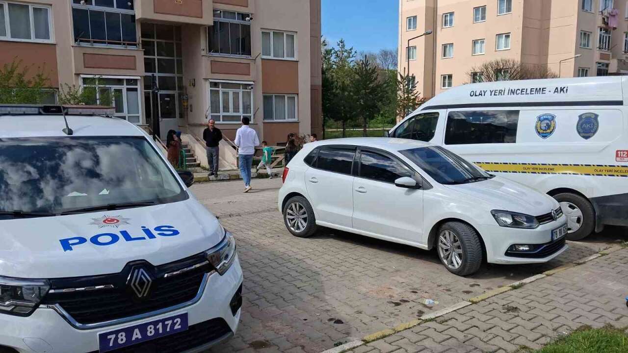 Şüpheli Öl*m: 52 Yaşındaki Adam Evinde Hareketsiz Halde Bulundu