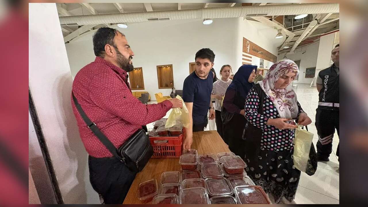Muğla’da 1 Ton Salça Ücretsiz Dağıtıldı
