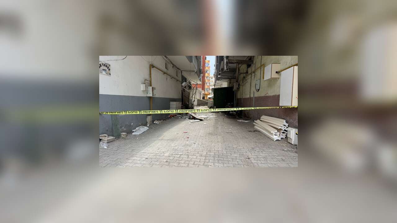 Film Gibi Kurtarma: Asansör Düştü, İşçi Balkon Demirlerinde Hayata Tutundu