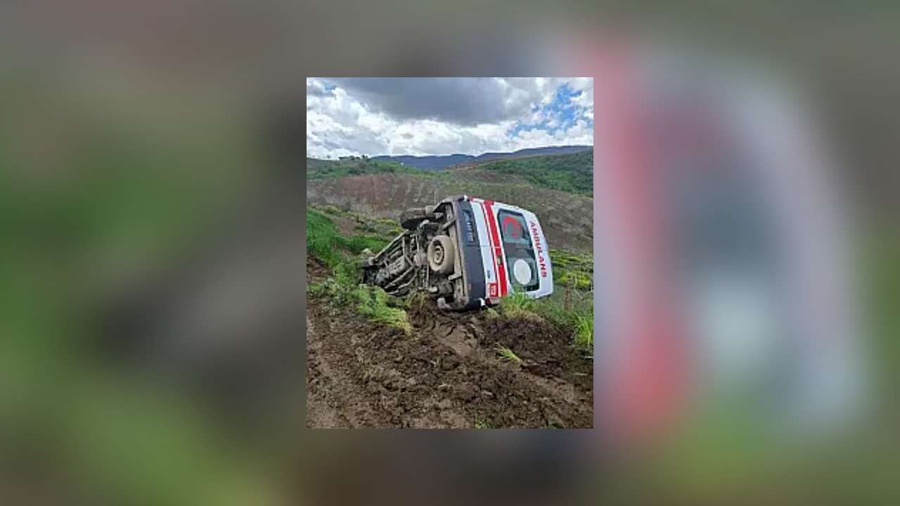 Ambulans Şarampole Devrildi: 3 Sağlık Personeli Yaralandı