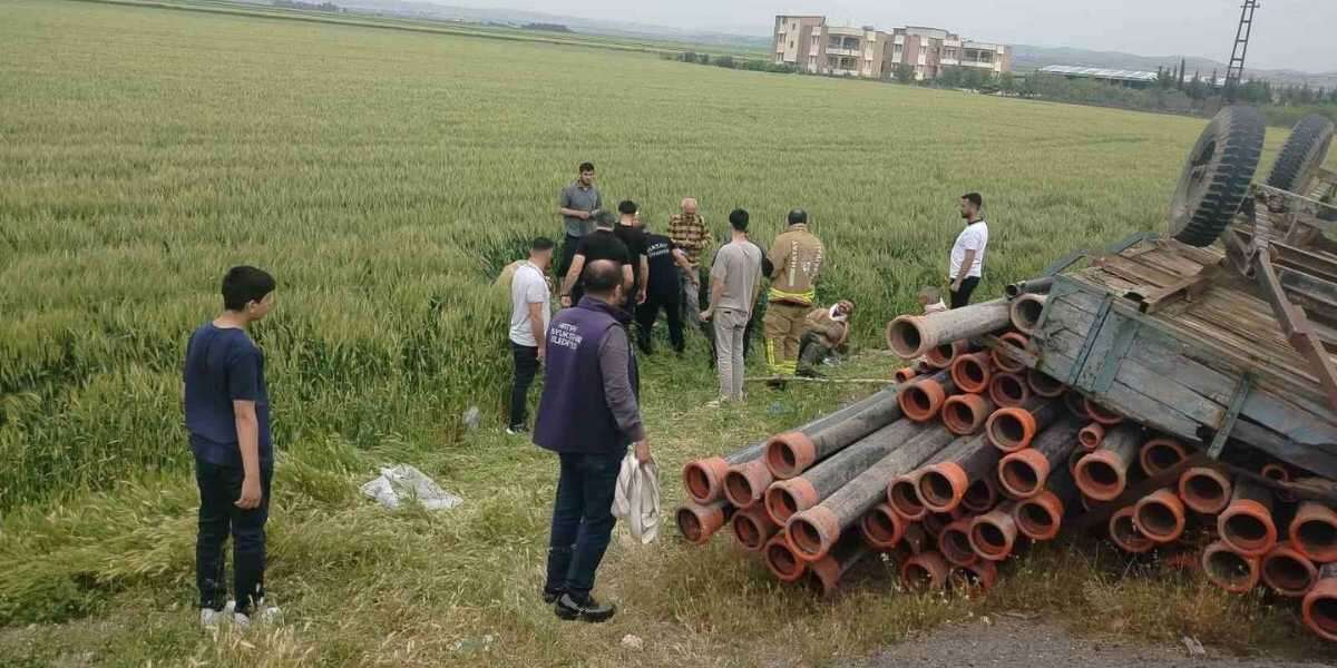 Römork Devrildi, 4 Kişi Tarlaya Uçtu