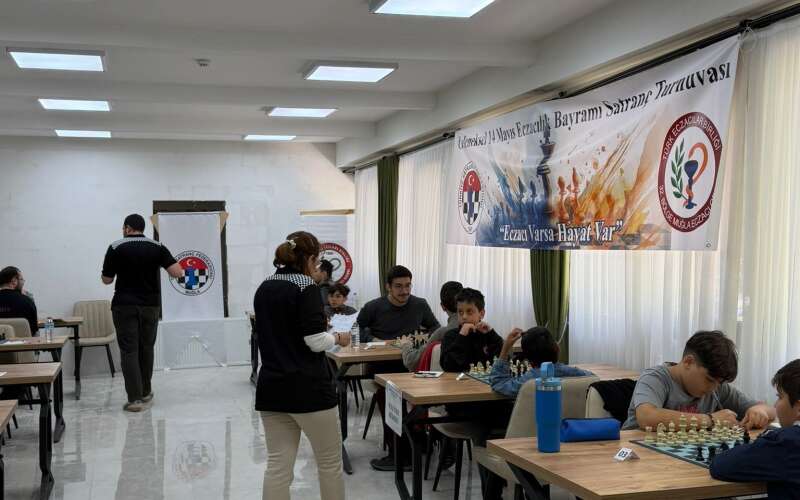 Muğla’da Hamleler Eczacılık Bayramı İçin Yapılıyor: Satranç Turnuvası Başladı