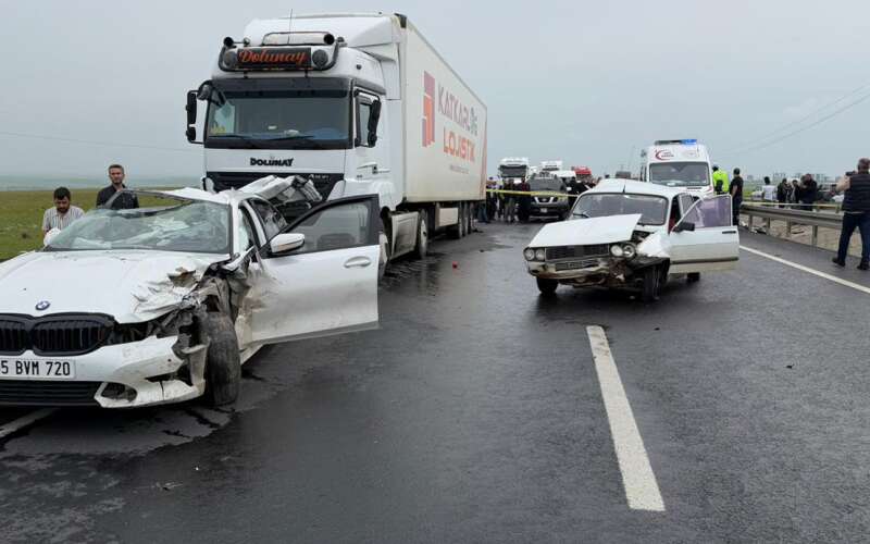 Tır ve Otomobilin Karıştığı Zincirleme Kaza: 2 Öl* 2 Yaralı