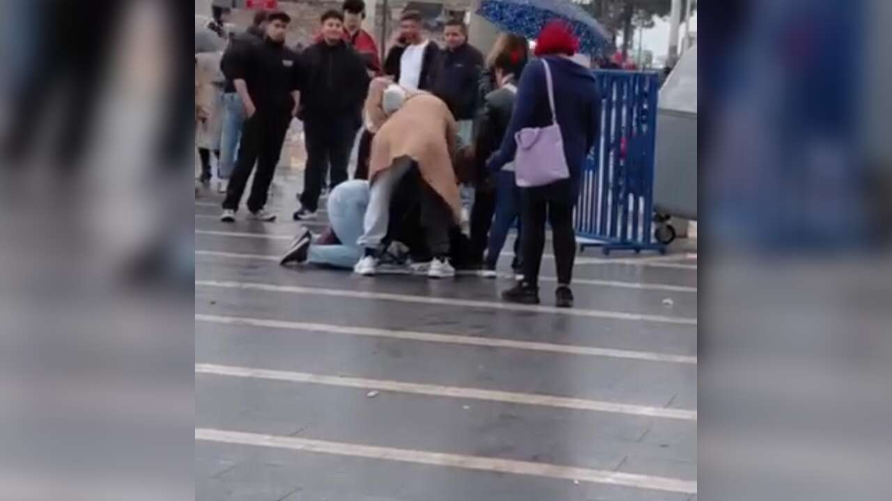 Engelli Vatandaşa Meydan Ortasında Saldırı: Kadınlar Tekme Tokat Darp Etti