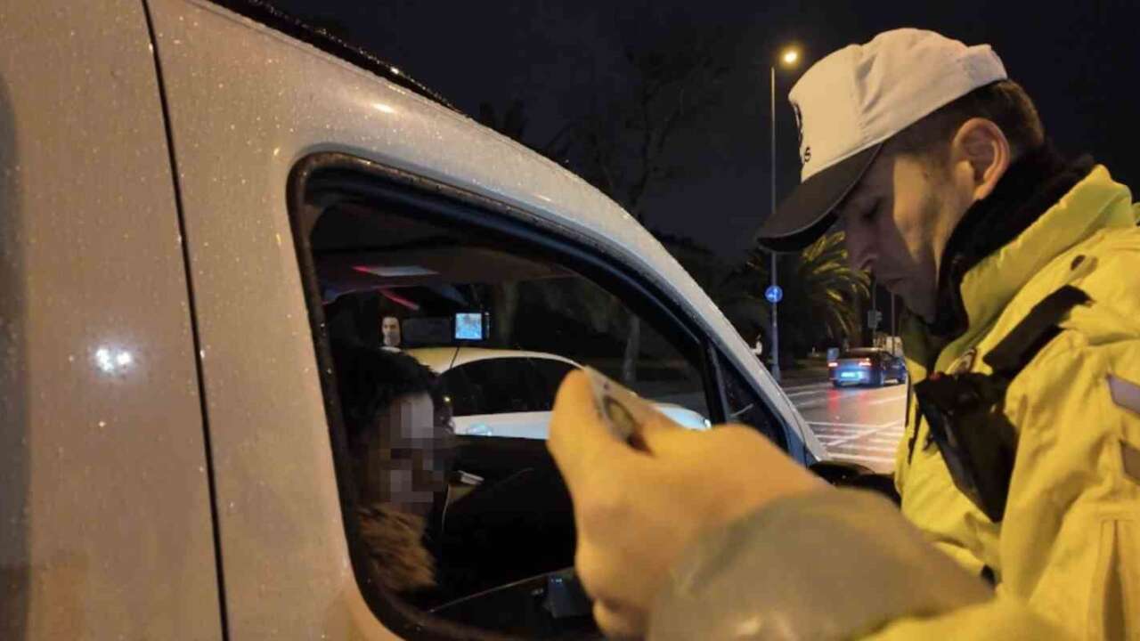 Eşinin Sürüşünü Beğenmeyip Direksiyona Geçti, Ehliyetinden Oldu