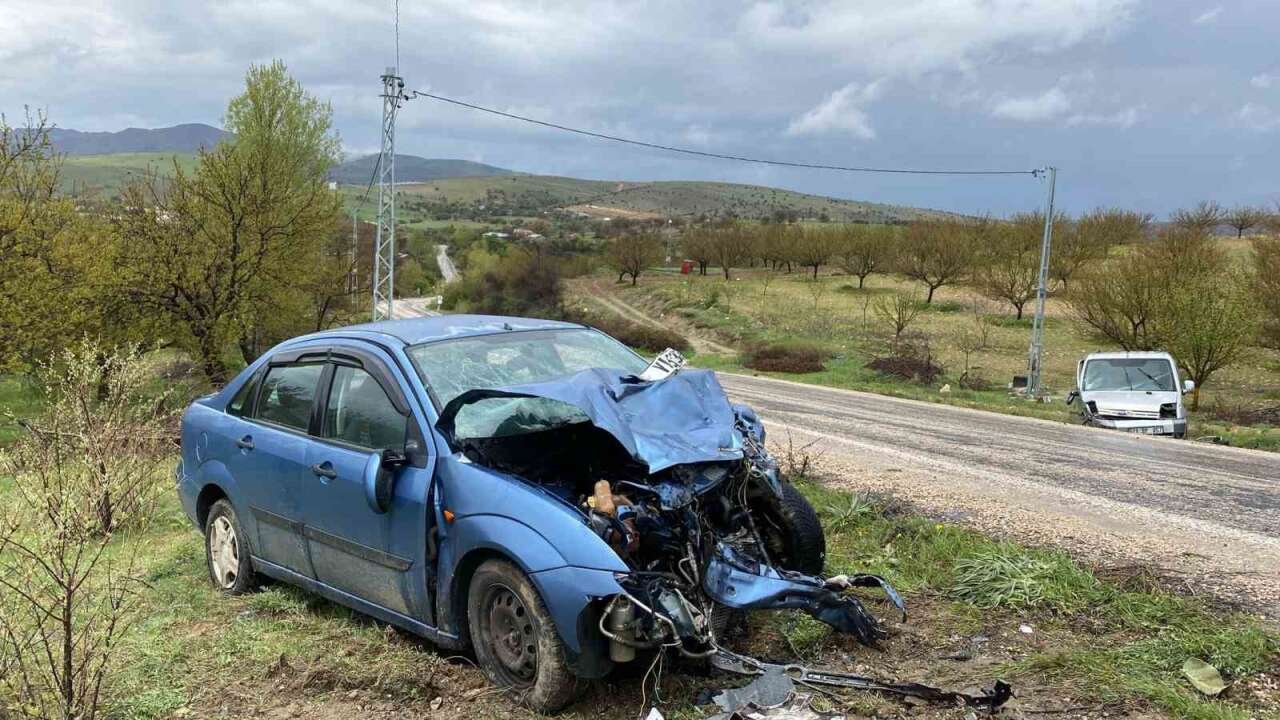 Hafif Ticari Araçla Otomobil Çarpıştı: 1 Kişi Hayatını Kaybetti