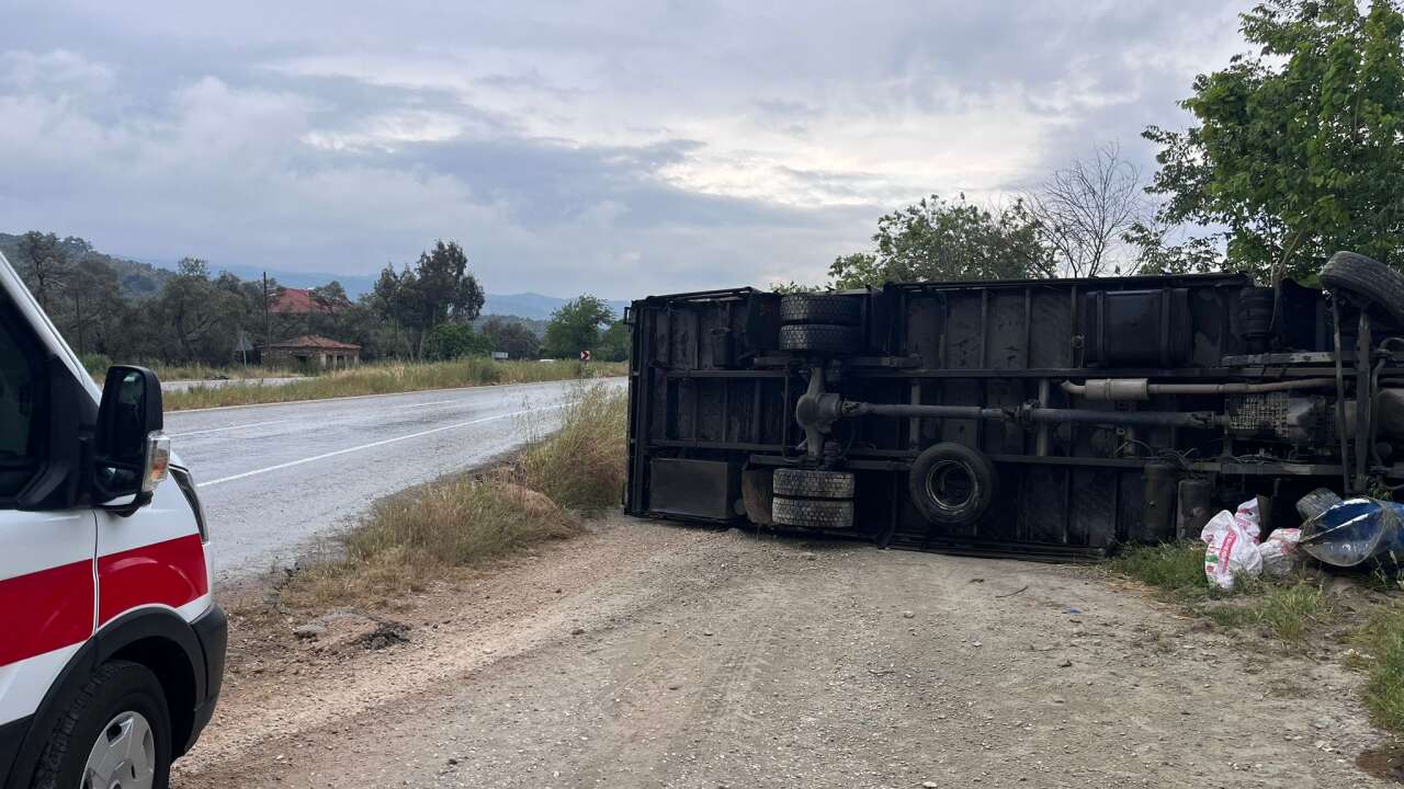 Yağışlı Hava Kazayı Getirdi, Muğla’da Kamyon Şarampole Yuvarlandı