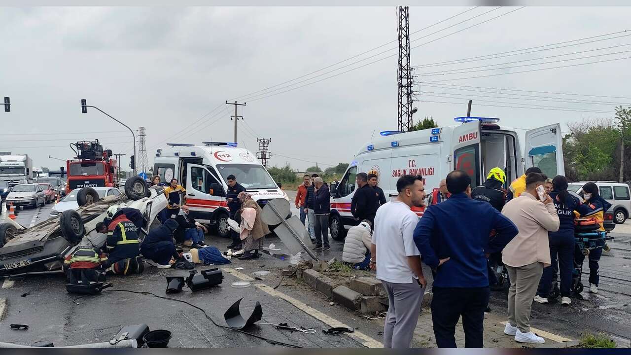 Takla Atan Otomobil Ters Döndü: 2’si Çocuk 5 Yaralı