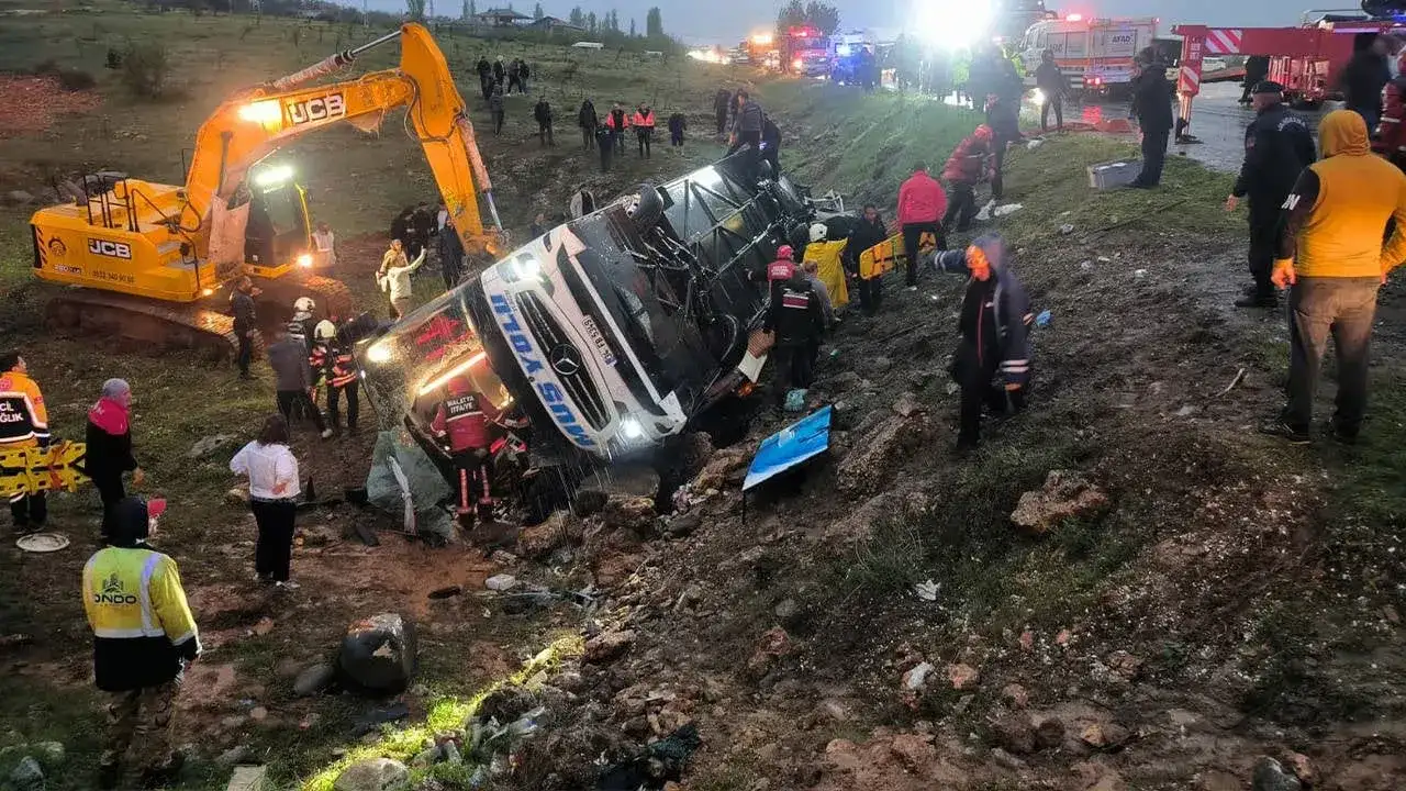 Yolcu Otobüsü Devrildi: 4 Ölü, Çok Sayıda Yaralı Var