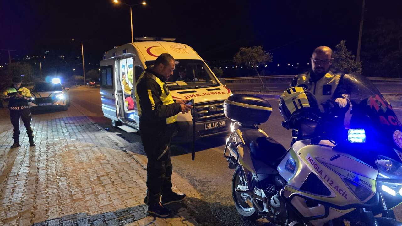 Milas-Bodrum Karayolu’nda Motosiklet Kazası: Kadın Sürücü Yaralandı
