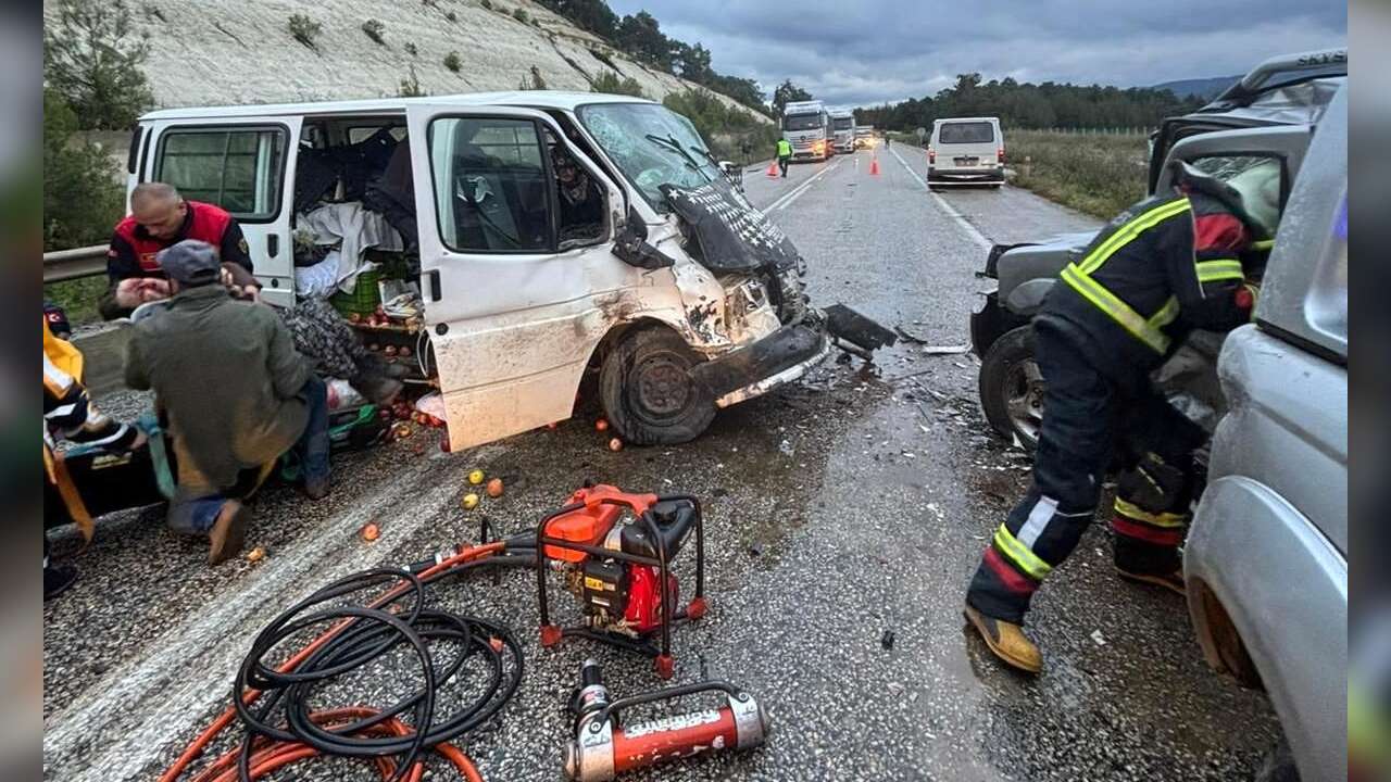 Sabah Saatlerinde İki Kamyonet Çarpıştı: 6 Kişi Yaralandı