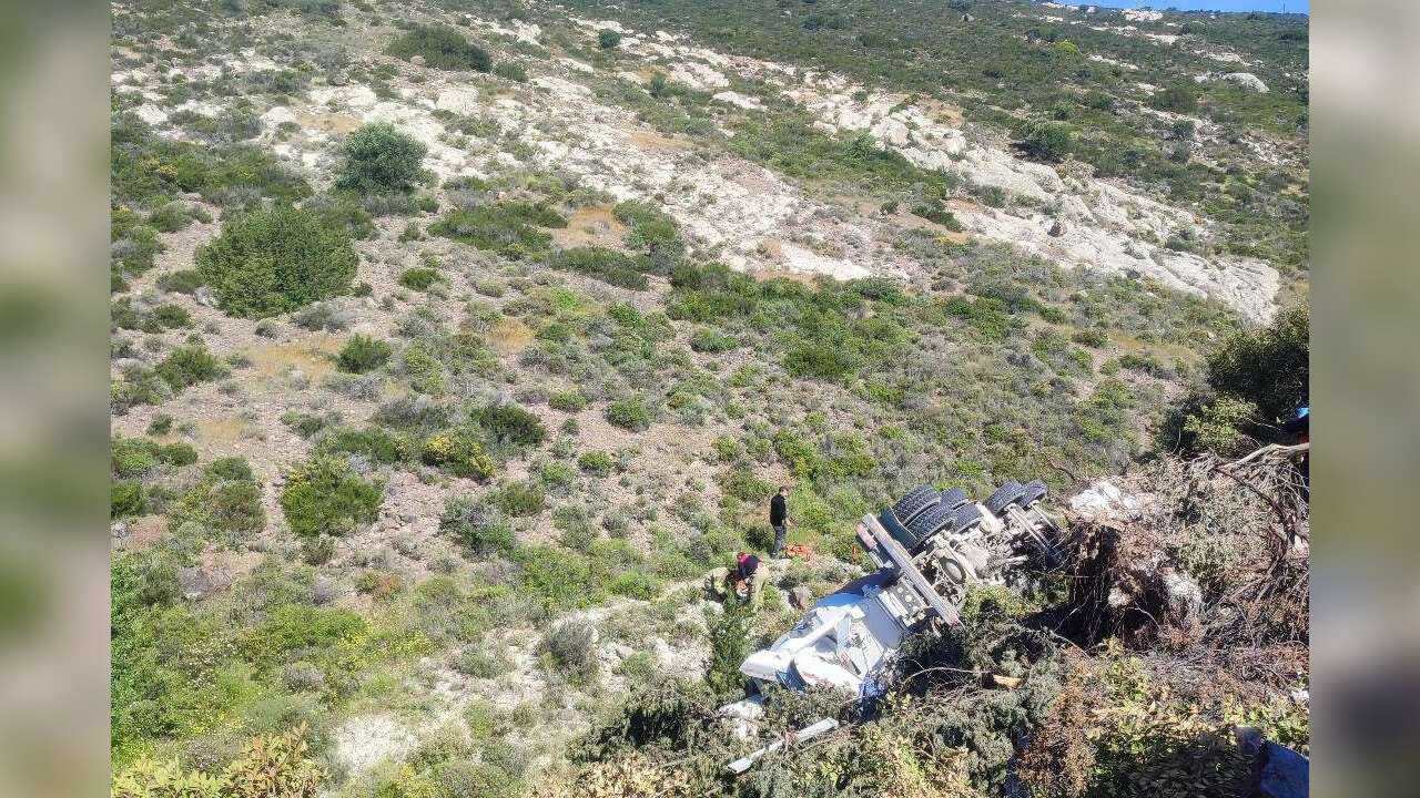 Direksiyon Hakimiyetini Kaybetti: Beton Mikseri Şarampole Uçtu