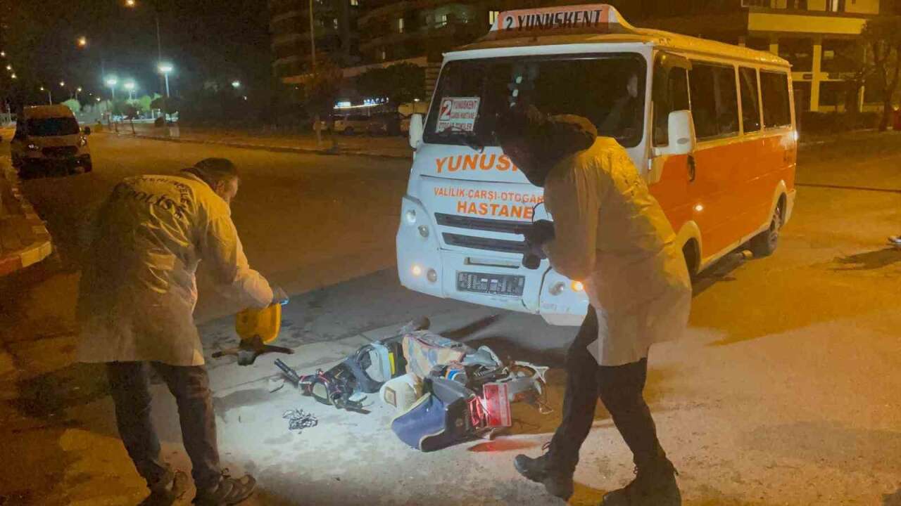 Kavşakta Yolcu Minibüsü Elektrikli Bisiklete Çarptı: Sürücü Hayatını Kaybetti