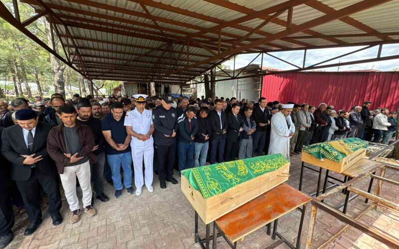 Aynı Gecede İki Acı: 2 Küçük Kardeş Yan Yana Toprağa Verildi