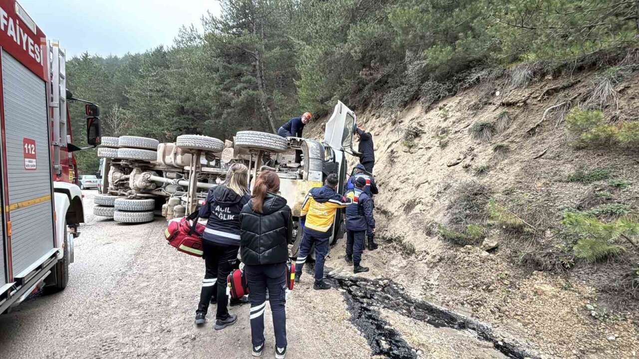 Virajı Alamayan Hafriyat Kamyonu Devrildi: Kamyon Sürücüsü Hayatını Kaybetti