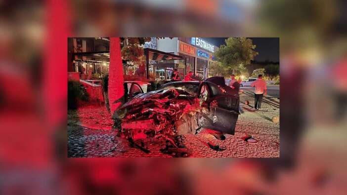 Muğla’da Otomobil Taklalar Atarak AVM Otoparkına Uçtu