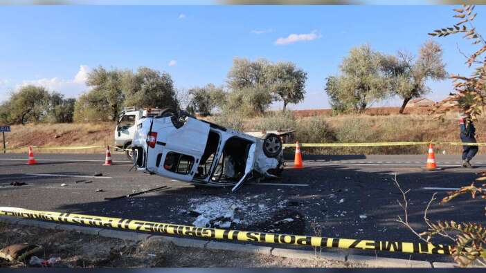 Refüje Çarptı, Karşı Şeride Geçip Takla Attı: 1 Ölü, 2 Yaralı