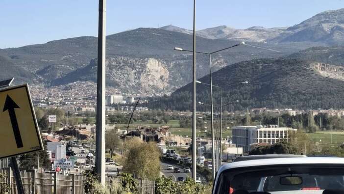 Menteşe’de Trafik Kilitlendi: Kilometrelerce Kuyruk