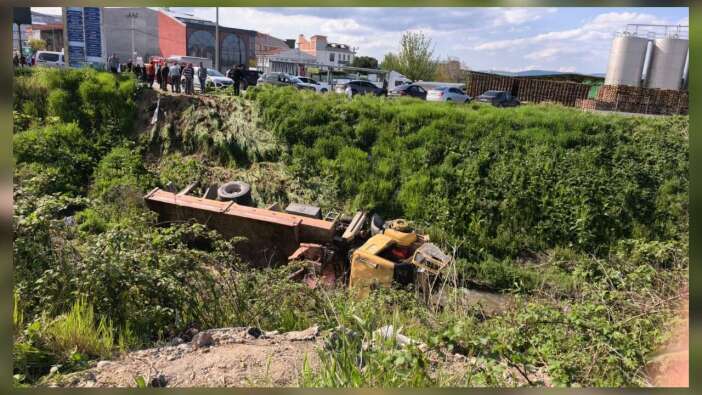 Freni Patlayan Vinç Dereye Uçtu : Sürücü Hayatını Kaybetti