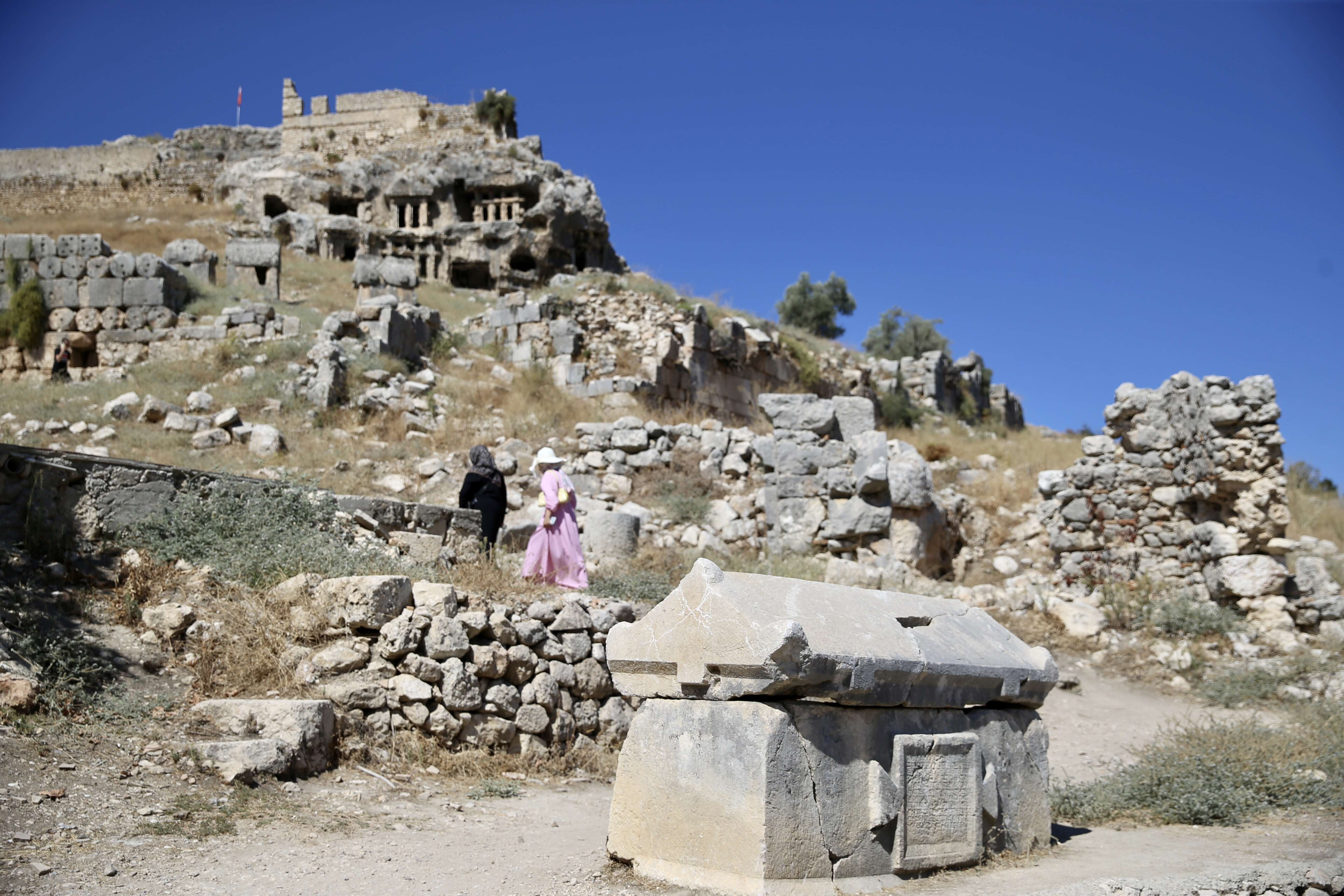 aa-20250913-39100095-39100077-tlos-antik-kentinde-stadyum-ile-cevresindeki-dukkanlar-restore-ediliyor