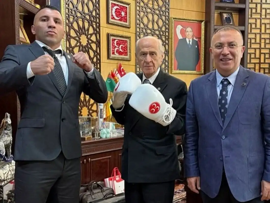 boks-sampiyonu-avni-yildirimdan-mhp-ziyareti-devlet-bahceli-eldivenleri-giydi