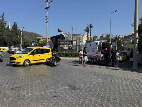 aa-20250916-39128487-39128486-marmariste-taksiyle-carpisan-motosikletin-surucusu-yaralandi