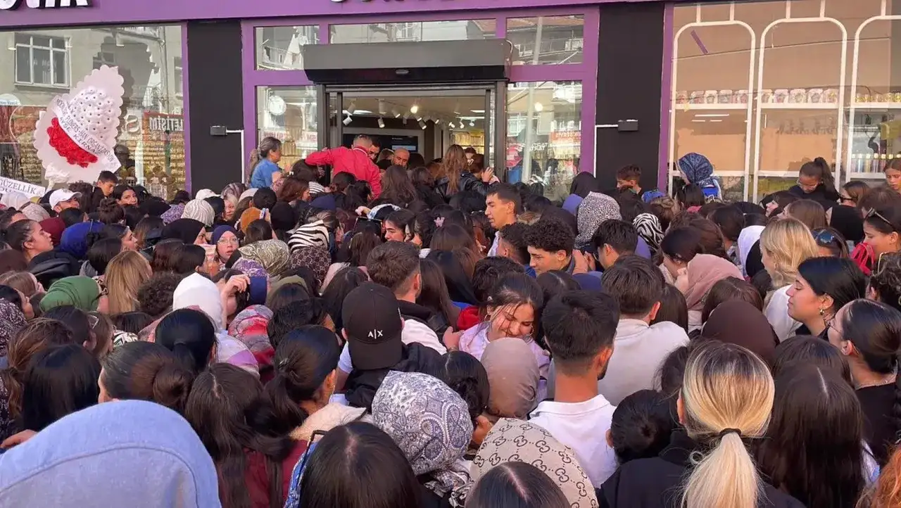 kozmetik-magazasi-acilisi-meydan-muharebesine-dondu-kadinlar-polisleri-cildirtti-3250271-202509201711-1