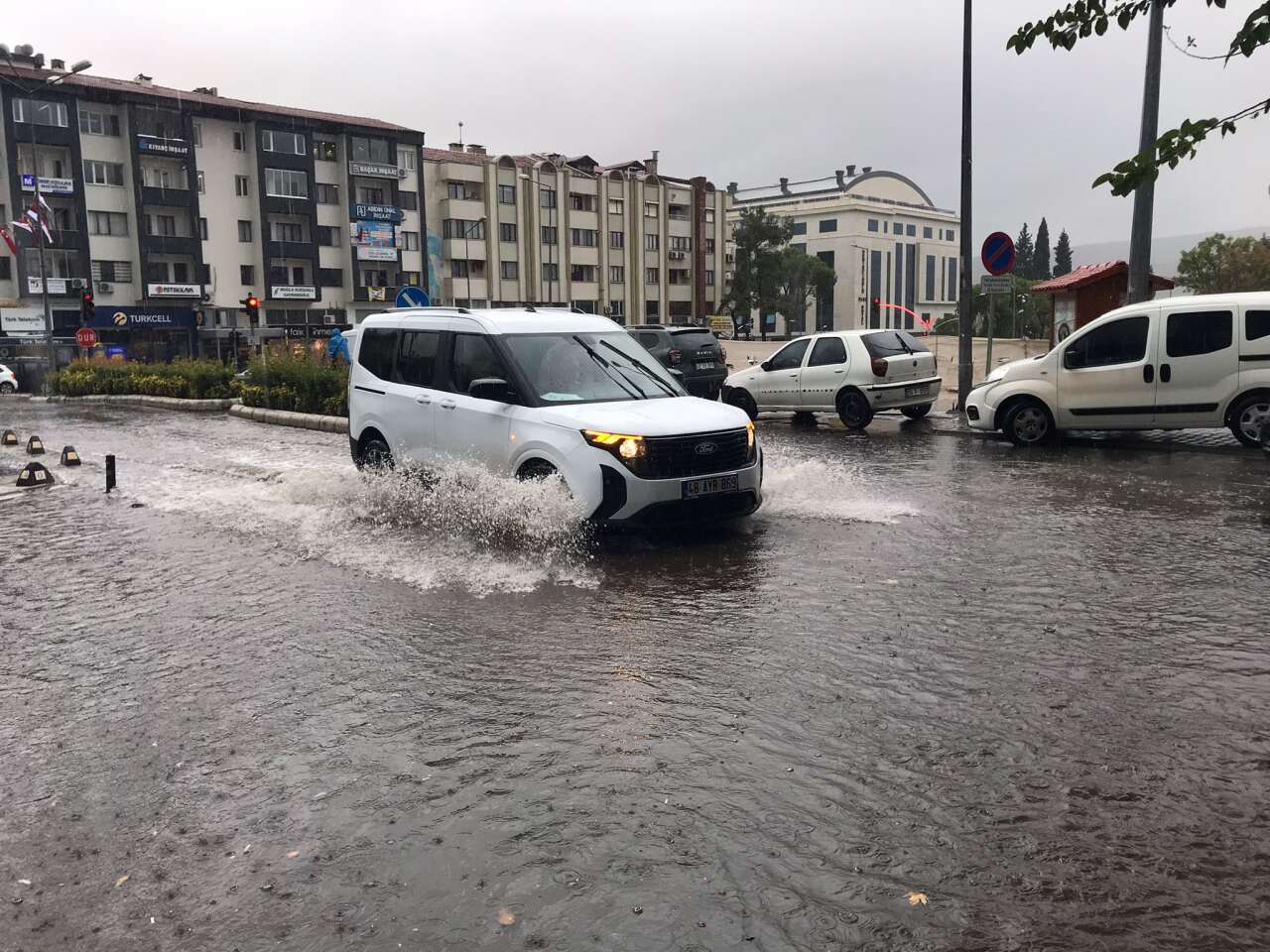 muglada-saganak-etkili-oldu-cadde-ve-sokaklar-gole-dondu