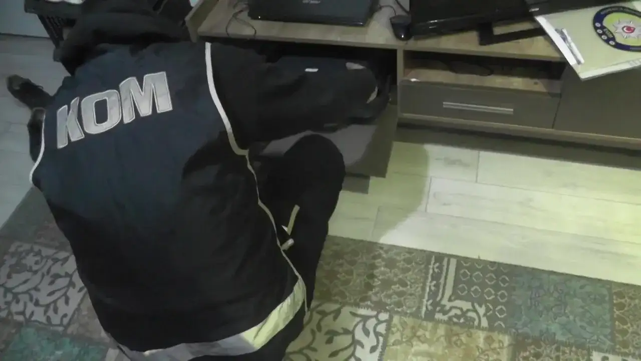 ehliyetlerine-el-konulan-suruculeri-hileyle-kurtardilar-sebeke-uyeleri-yakalandi-3254644-202510081954-2