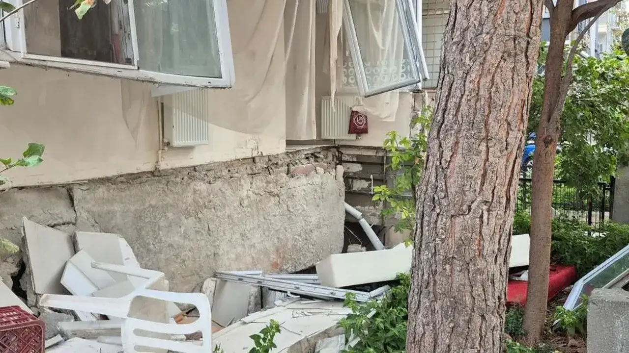 tahliye-karari-verilen-6-katli-binanin-balkonu-coktu-1-yarali-3255563-202510121415-1