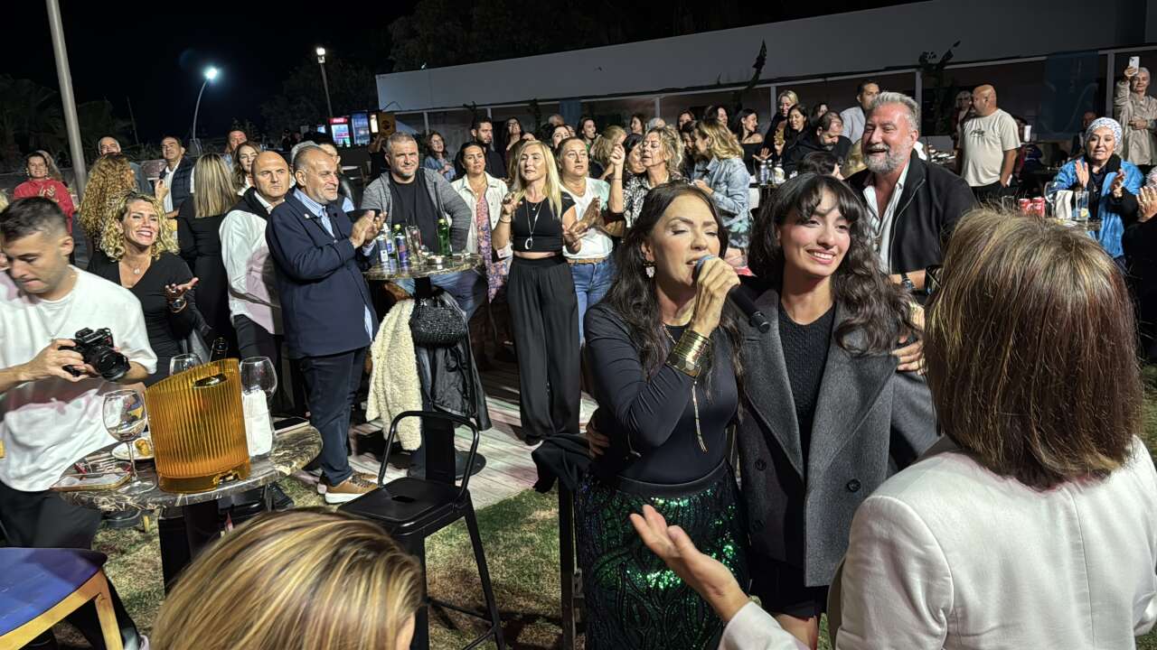 aa-20251017-39444184-39444178-sanatci-yesim-salkim-kiz-cocuklari-yararina-bodrumda-konser-verdi