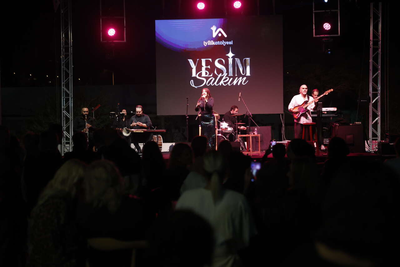 aa-20251017-39444184-39444179-sanatci-yesim-salkim-kiz-cocuklari-yararina-bodrumda-konser-verdi