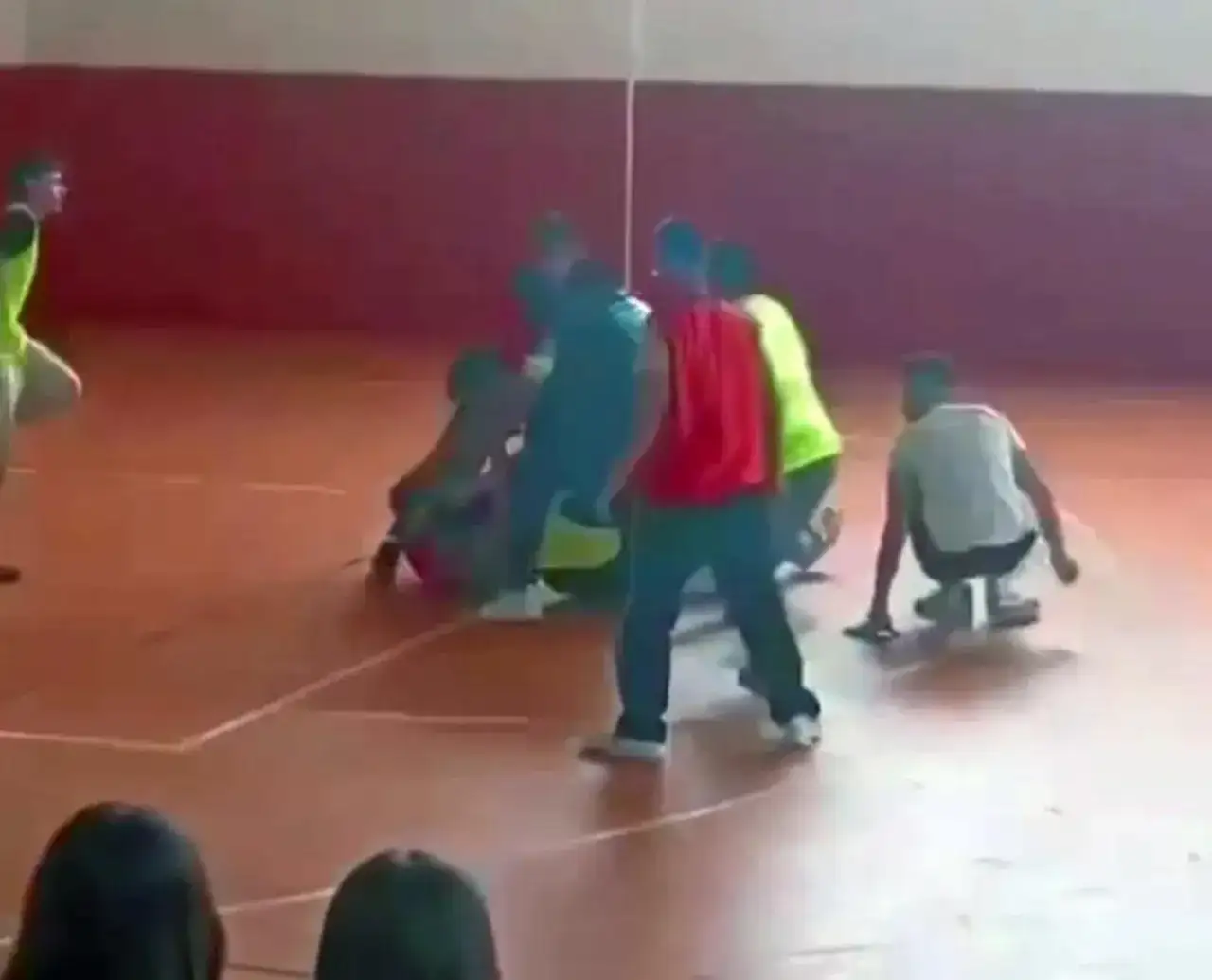 mendil-kapmaca-oyunu-kanli-bitti-kavga-sokaga-tasti-barismak-isteyen-arkadasini-bicak-3257977-202510220959-2