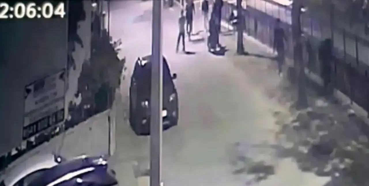 mendil-kapmaca-oyunu-kanli-bitti-kavga-sokaga-tasti-barismak-isteyen-arkadasini-bicak-3257977-202510220959-5