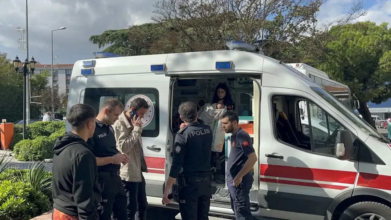 boyle-anne-olmaz-olsun-gencin-yanina-oturdu-bebegini-ona-birakip-kacti-3258737-202510250828-1