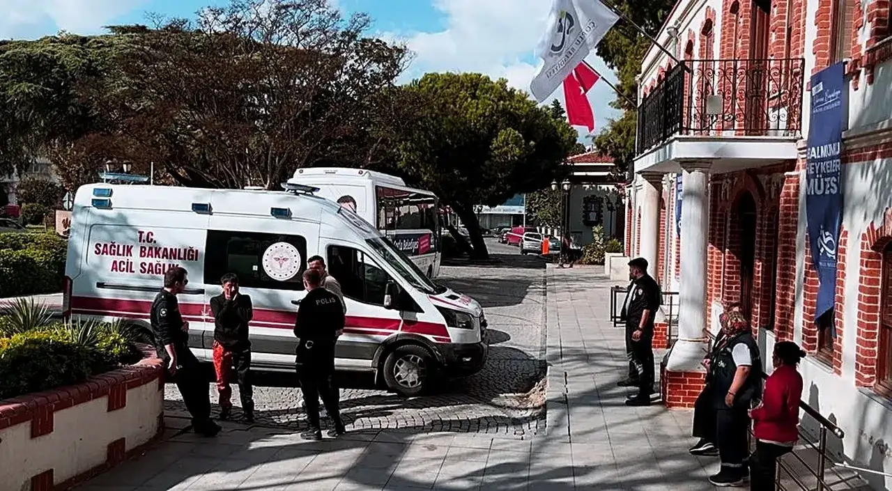 boyle-anne-olmaz-olsun-gencin-yanina-oturdu-bebegini-ona-birakip-kacti-3258737-202510250828-2