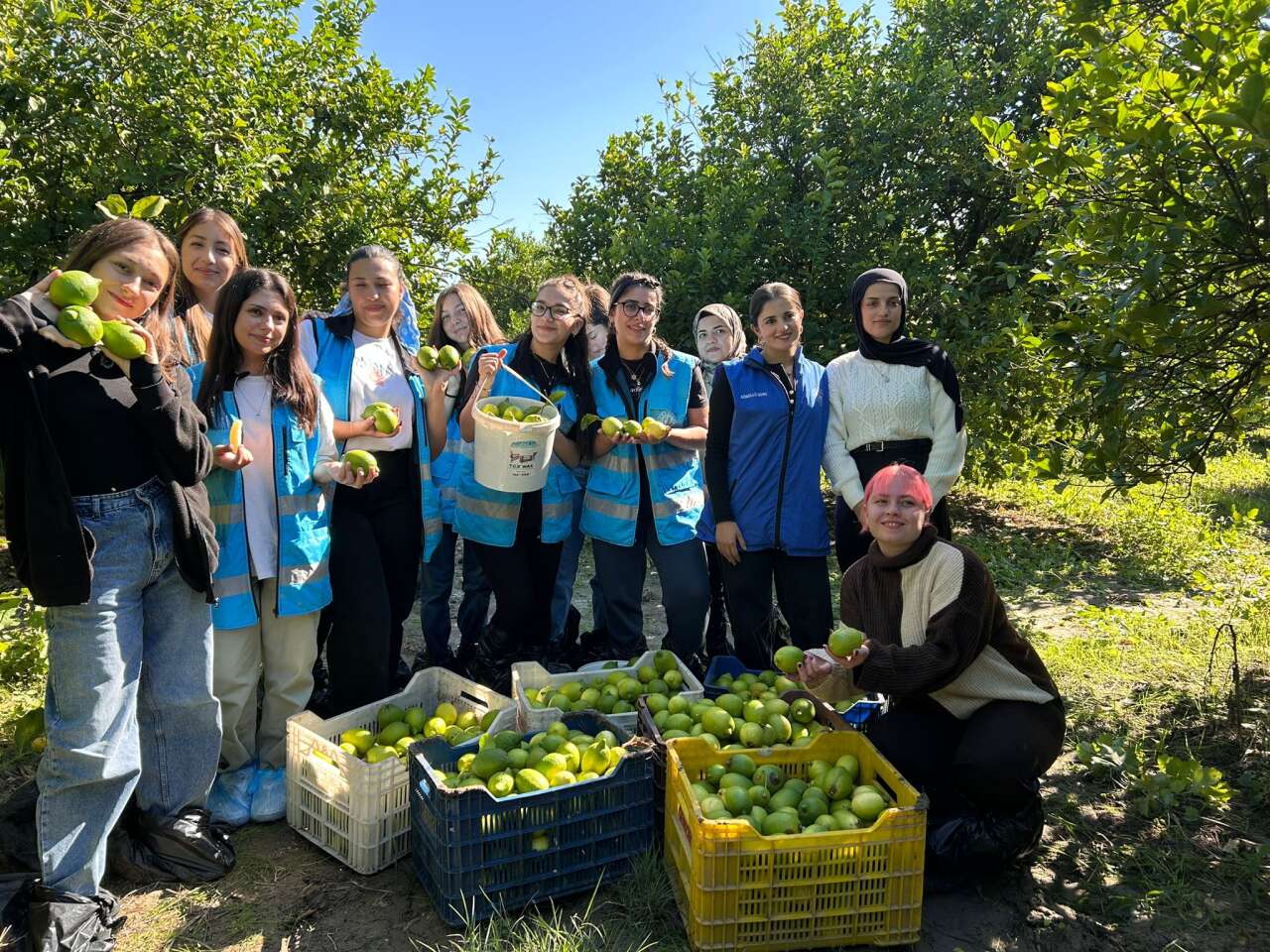 aa-20251102-39592188-39592183-muglada-genclerden-narenciye-toplayan-iscilerine-destek