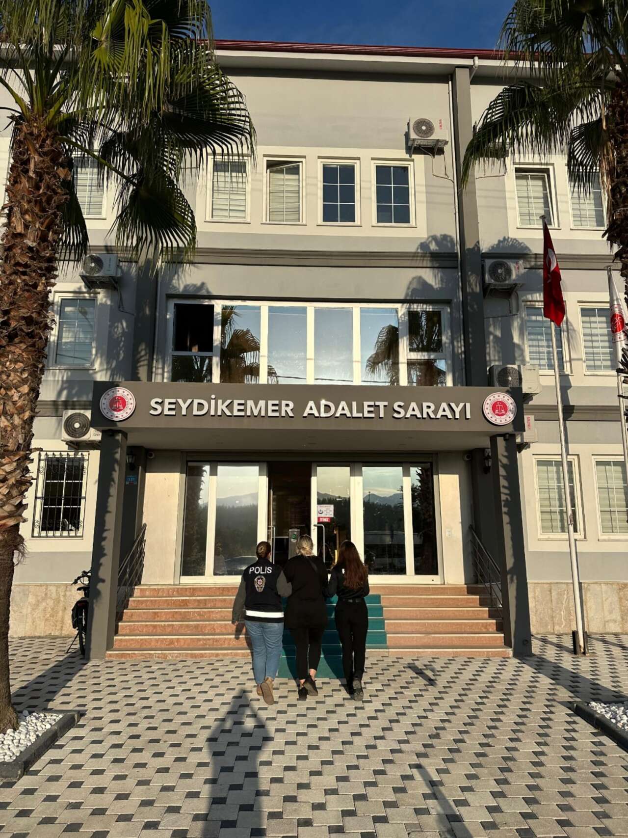 aa-20251104-39613822-39613821-seydikemerde-32-yil-kesinlesmis-hapis-cezasi-olan-firari-hukumlu-yakalandi