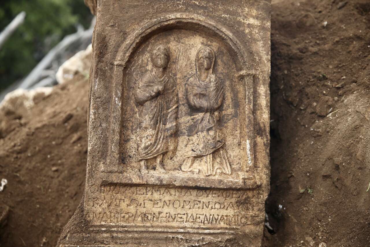 aa-20251201-39857441-39857439-muglada-keci-cobaninin-buldugu-insan-figurlu-mezar-steli-korumaya-alindi