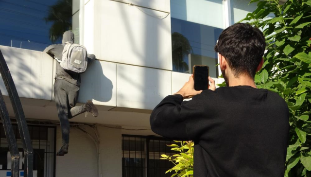 penceredeki-cansiz-manken-hirsiz-i-gorenler-19309786-2188-m