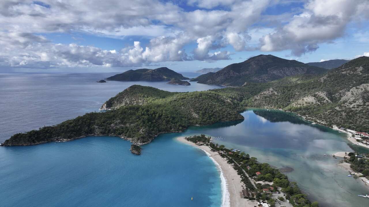 aa-20251207-39914099-39914095-fethiyede-oludenizin-rengi-turkuaza-dondu