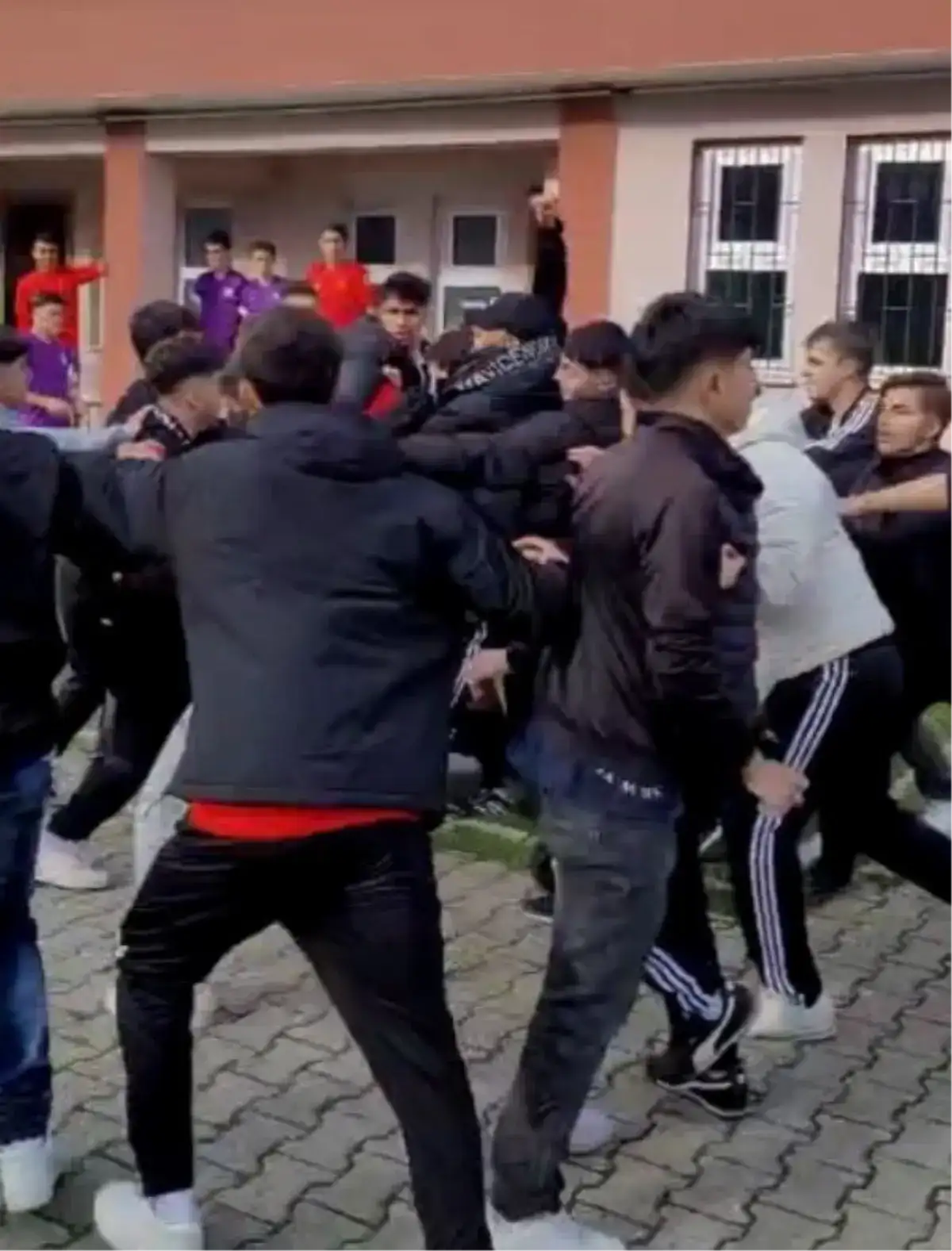 samsun-da-okul-turnuvasinda-ogretmeni-darbeden-2-19344609-9491-amp