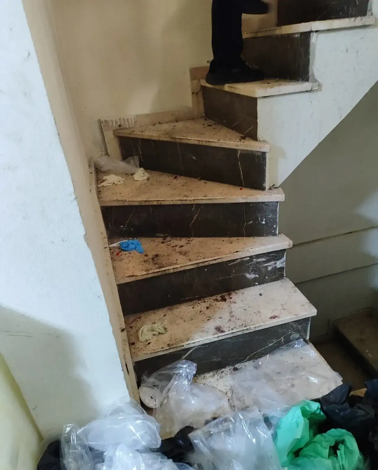 cocuklarin-sagligini-hice-saydilar-9-ton-merdiven-altinda-ele-gecirildi-3270376-202512131950-1