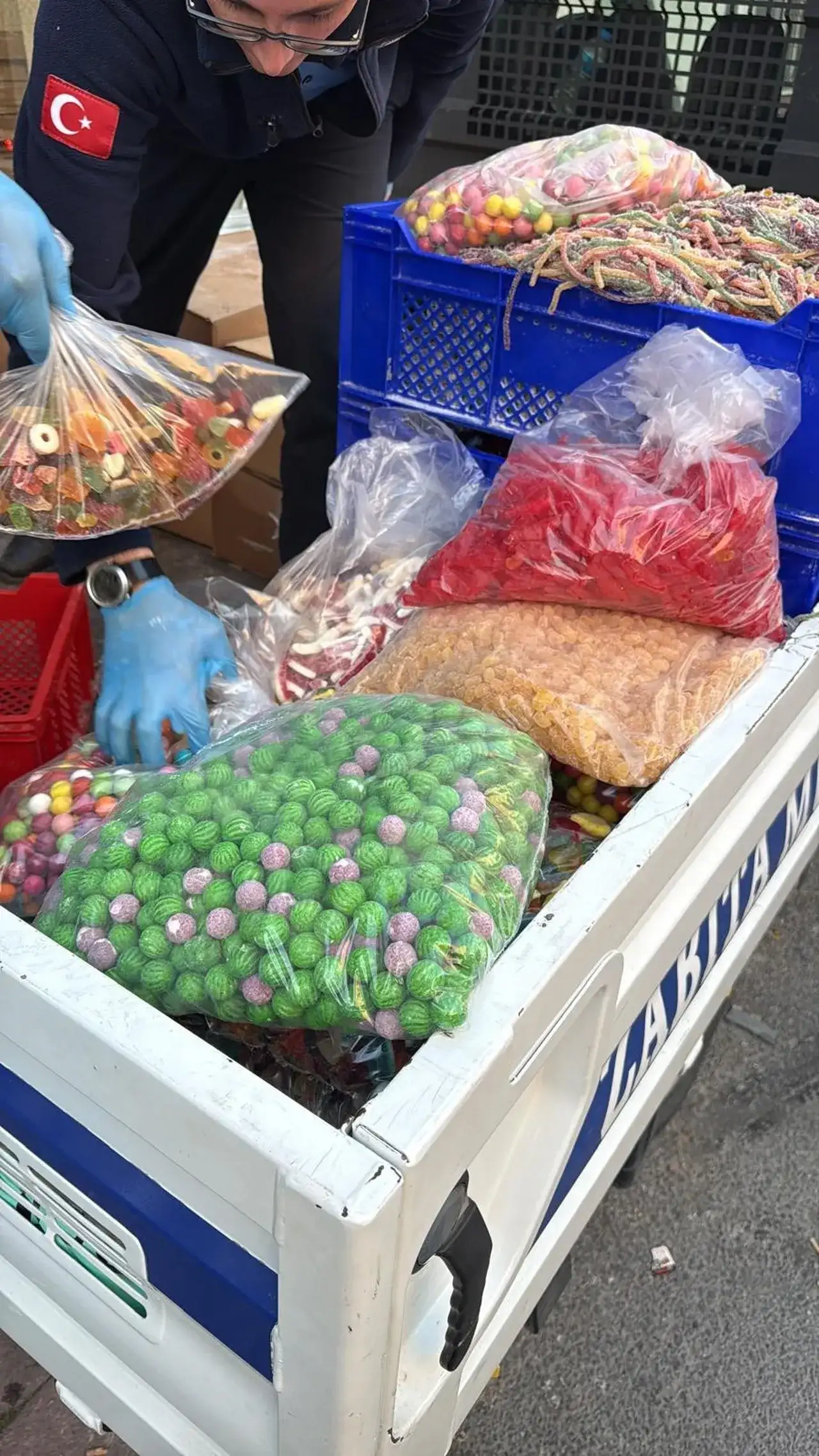 cocuklarin-sagligini-hice-saydilar-9-ton-merdiven-altinda-ele-gecirildi-3270376-202512131950-4