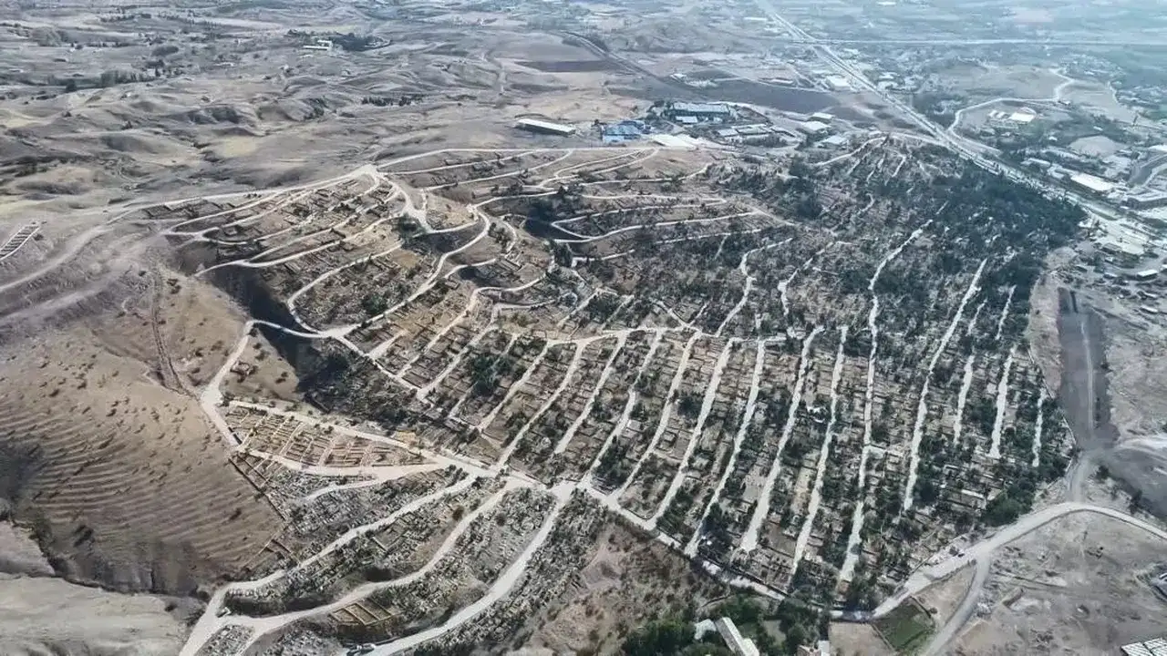 mezarliklar-online-oldu-isteyen-fotografini-gorecek-isteyen-dua-okutacak-3273339-202512281456-4